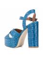 Sandales à plateforme en cuir effet crocodile, talon rond épais et bout rond. Une touche audacieuse en bleu.