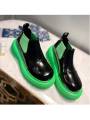 Bottes Chelsea noir courtes avec fond vert en cuir verni