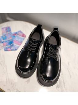 Lace-up black shoes with  in patent leather