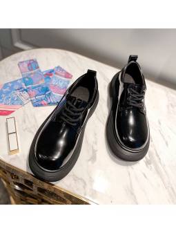 Lace-up black shoes with  in patent leather