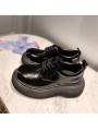 Lace-up black shoes with  in patent leather