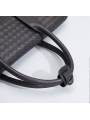 Maletín de auténtico cuero negro tejido a mano, con dos asas superiores para un transporte elegante y cómodo