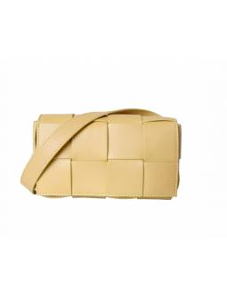 Bolso cassette albaricoque bandolera en cuero trenzado, cierre de botón magnético, acabado dorado.