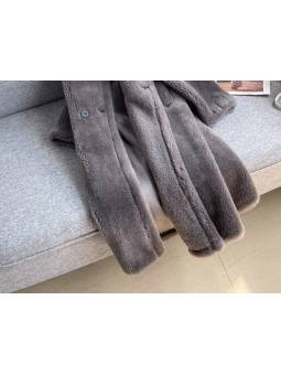 Cappotto lungo da donna in lana grigio scuro stile teddy bear con colletto a revers e chiusura a doppio petto