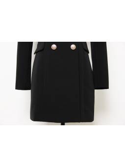 vestido blazer negro con mangas largas, diseño de doble botonadura y cinturón ajustable, confeccionado en algodón