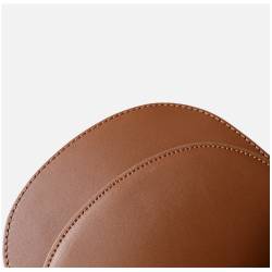 Bolso media luna en cuero liso con acabados dorados, cierre magnético y dos bolsillos. Un tono cálido en caramelo.
