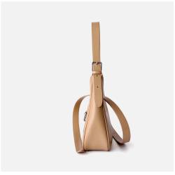 Sac à bandoulière en cuir de vachette nude avec patte coulissante. Élégance et douceur au quotidien.