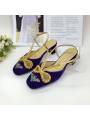 Scarpe con tacco da donna in velluto blu con ornamenti in cristallo