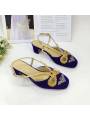 Scarpe con tacco da donna in velluto blu con ornamenti in cristallo