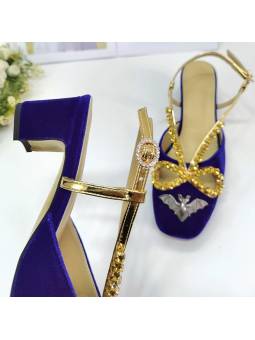 Scarpe con tacco da donna in velluto blu con ornamenti in cristallo
