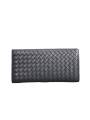 Men's long wallet in black woven leather, combining elegance and functionality