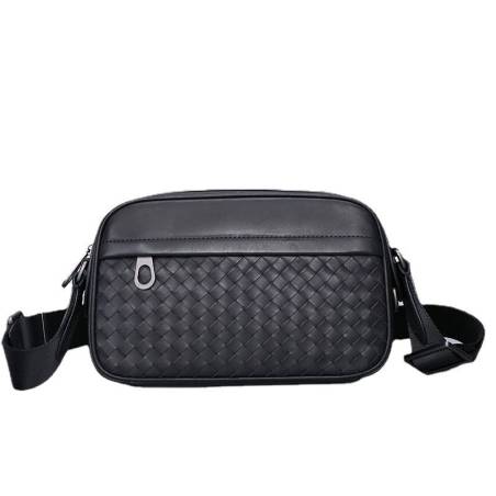 Bolso de hombro para hombre de cuero negro tejido, adornado con acabados metálicos plateados