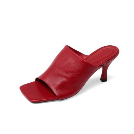 "Tissi" Mules con tacón y punta cuadrada en piel