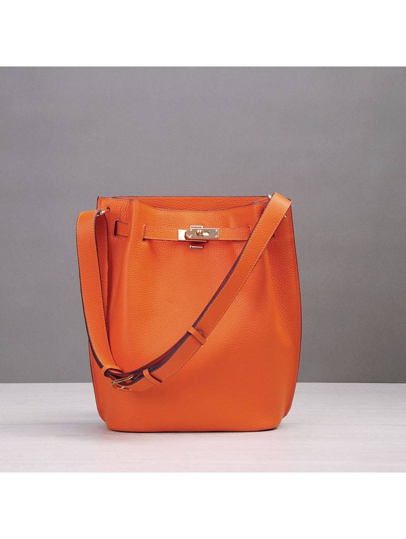 Borsa secchiello in pelle martellata arancione con cinturini e lucchetto, finiture dorate e tracolla in pelle regolabile.