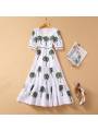 Robe d’été blanche longue à motifs de palmiers verts, avec encolure trapèze inversé et manches courtes boutonnées