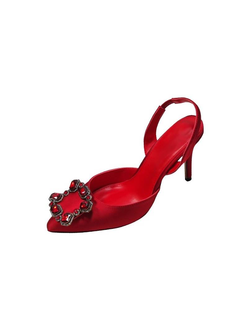 Zapatos de salón slingback de satén rojo con tacón de aguja, punta fina y correa trasera elástica