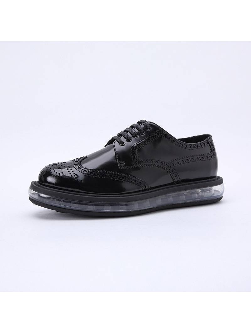 Scarpe brogue in vera pelle nera con suola trasparente, un perfetto equilibrio tra eleganza classica e modernità.