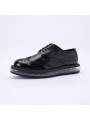 Scarpe brogue in vera pelle nera con suola trasparente, un perfetto equilibrio tra eleganza classica e modernità.