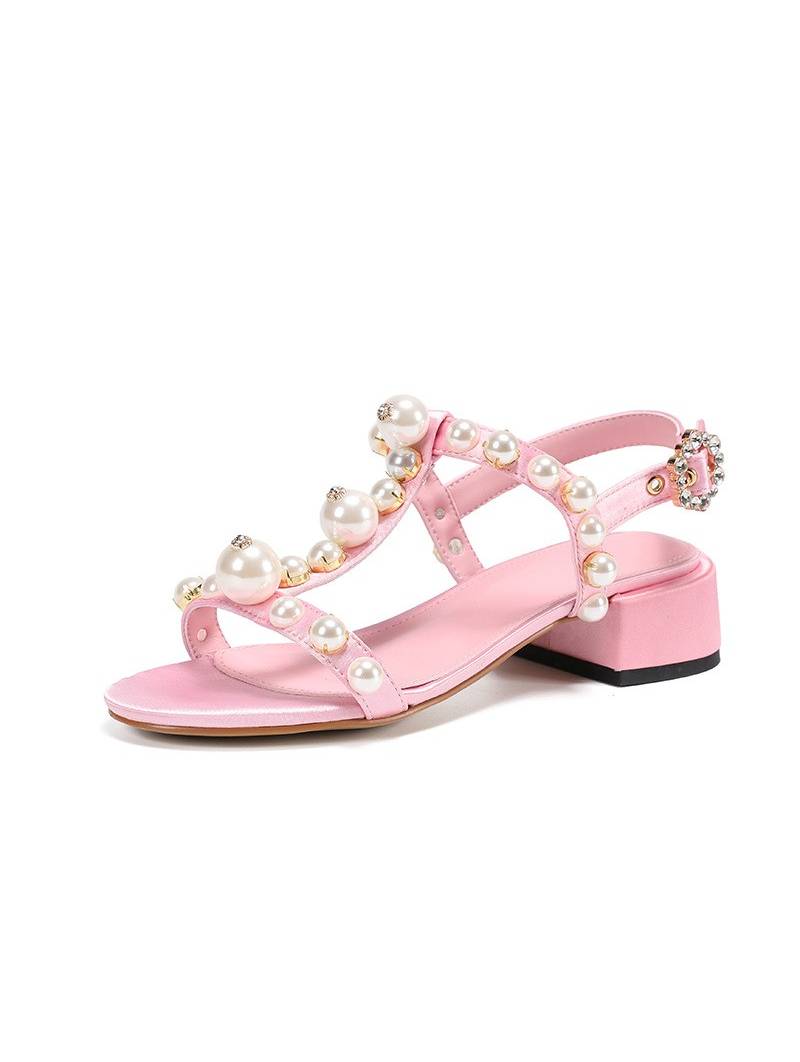 Sandalias rosas con correas, adornos de perlas y plantilla de cuero.