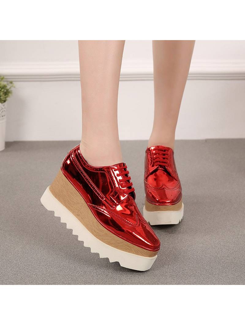 Zapatos derby de cuero rojo con punta cuadrada y suela gruesa con efecto madera dentada.