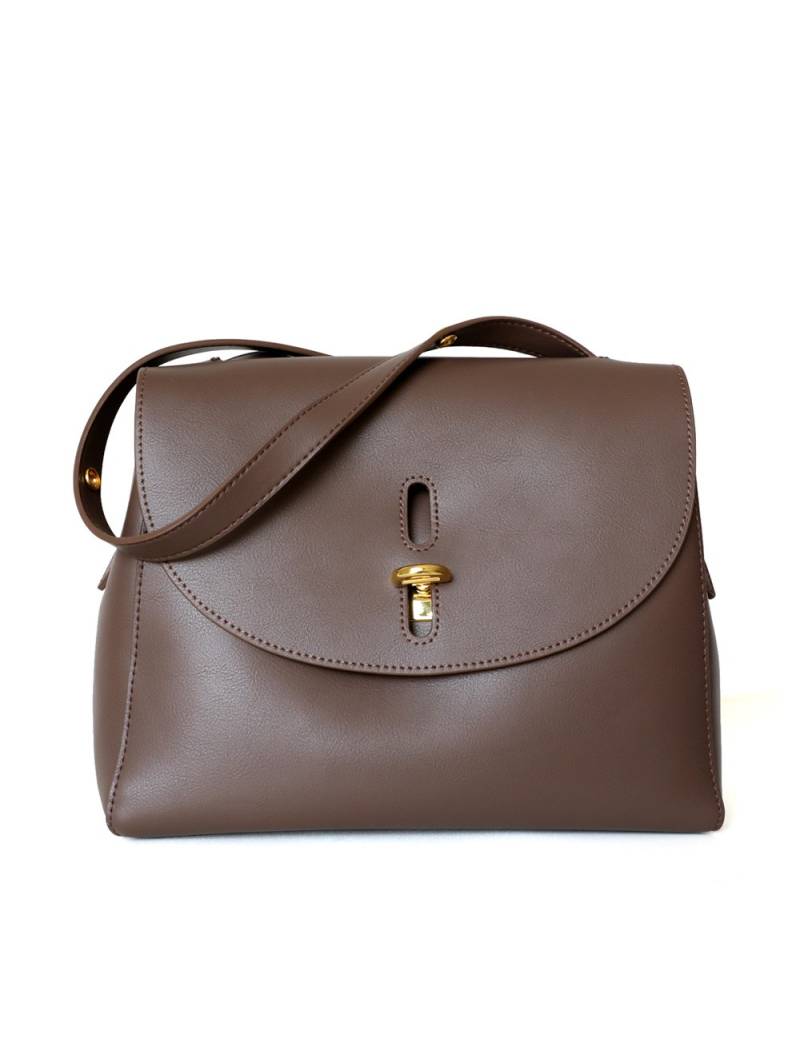 Sac à bandoulière en cuir marron avec fermeture à rabat et tourniquet, lanière en cuir réglable.