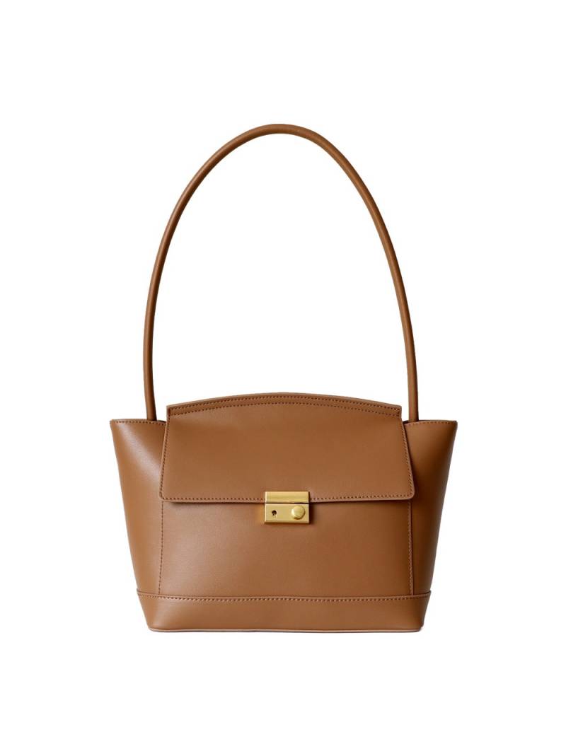 Bolso de hombro de cuero caramelo con solapa y cierre metálico, asa de cuero para llevar al hombro con style.