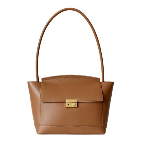Bolso de hombro de cuero caramelo con solapa y cierre metálico, asa de cuero para llevar al hombro con style.