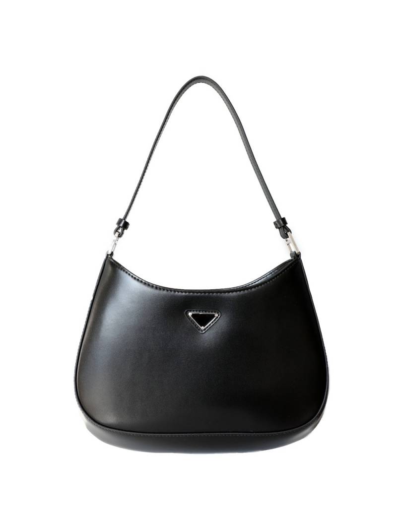 Bolso hobo de cuero negro adornado con un triángulo metálico en la parte frontal, líneas redondeadas