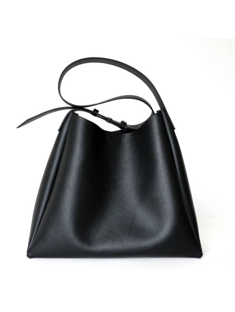 Bolso tote de cuero flexible negro con bolsillo con cremallera y correa ajustable de cuero.