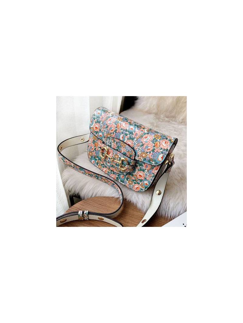 Sac à mors imprimé en cuir, à porter à l'épaule ou en bandoulière grâce à sa lanière réglable en cuir ornée de rivets dorés.