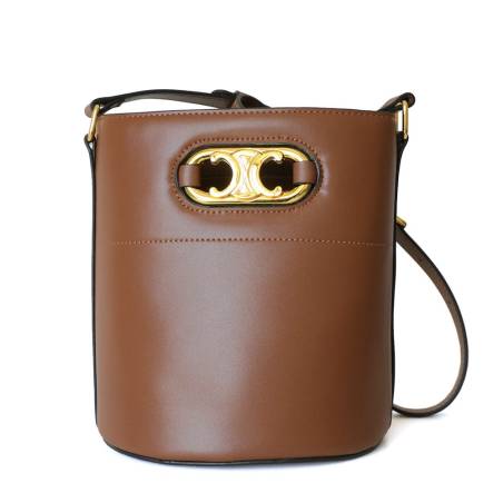 Borsa secchiello in pelle marrone, con tracolla in pelle regolabile e rimovibile per un look versatile.