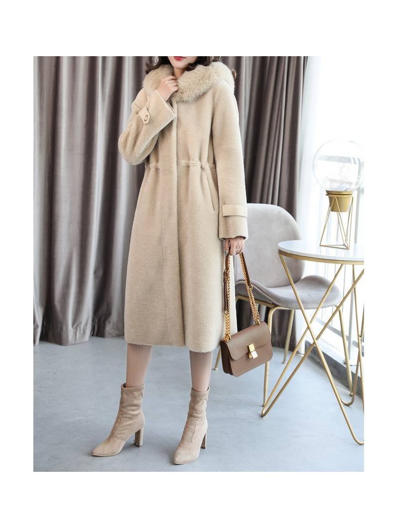 Abrigo de lana beige con cuello de piel de zorro, cierre oculto y diseño sencillo.