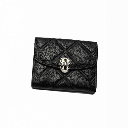 Mini portafoglio in pelle trapuntata nera con patta e chiusura testa di serpente. Due scomparti con slot per carte.