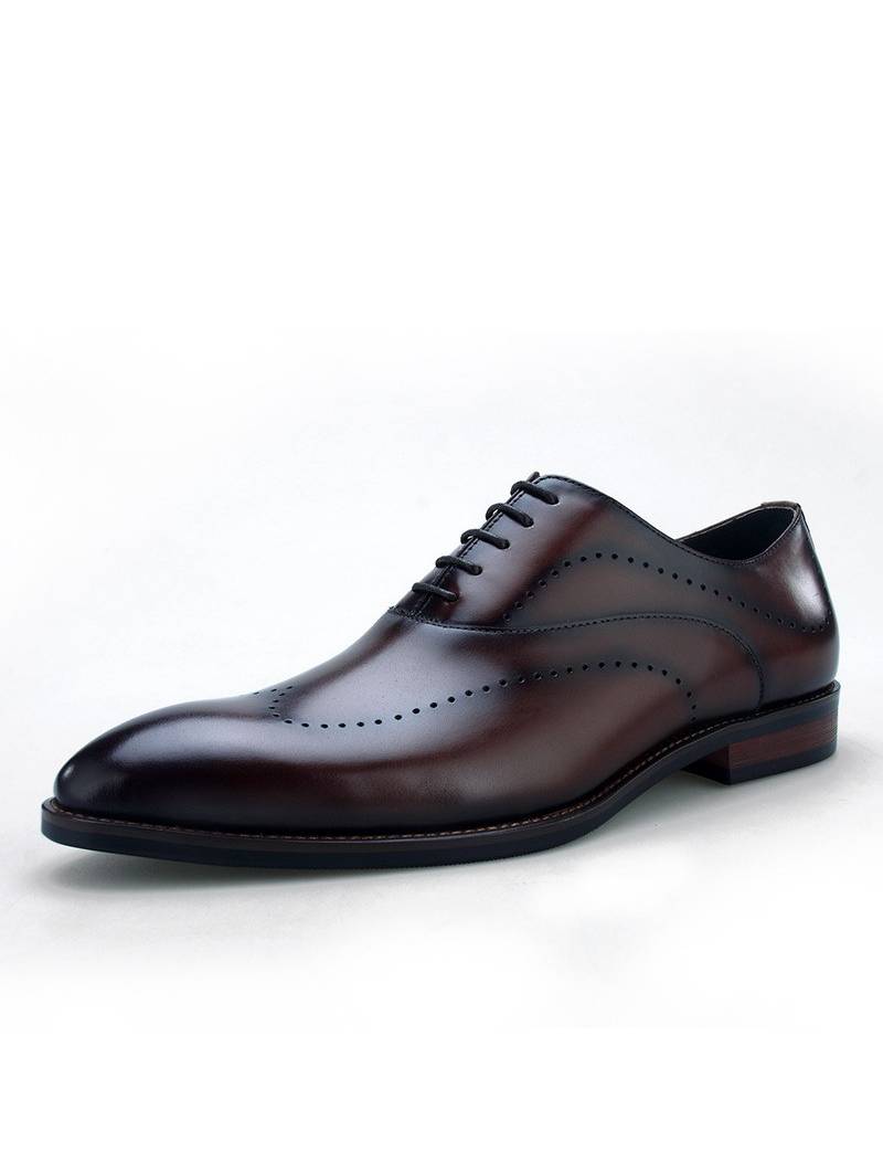 Zapatos Oxford de cuero marrón oscuro con cordones, detalles perforés, efecto degradado, punta almendrada y tacón bajo.