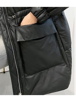 Giacca con collo in pelliccia di visone, maniche lunghe, vestibilità regolare, due tasche a toppa, polsini elasticizzati.