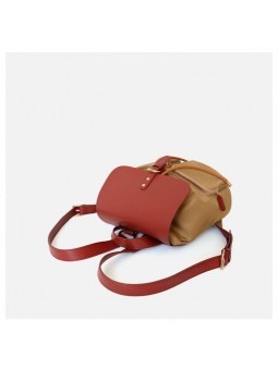 Bolso bicolor beige con asa de cuero, cierre con cordones y solapa con cinturón.