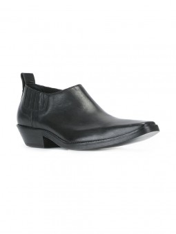Bottines santiag courtes en cuir, à enfiler, avec élastiques sur les côtés. Bout pointu et talon cubain