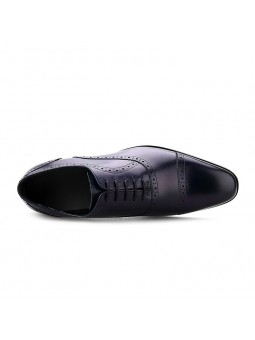Richelieu de cuero azul con puntera recta, perforaciones y cordones con 5 ojales.