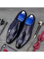 Richelieu de cuero azul con puntera recta, perforaciones y cordones con 5 ojales.