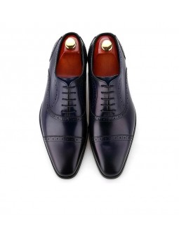 Richelieu de cuero azul con puntera recta, perforaciones y cordones con 5 ojales.