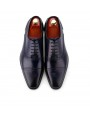 Richelieu de cuero azul con puntera recta, perforaciones y cordones con 5 ojales.