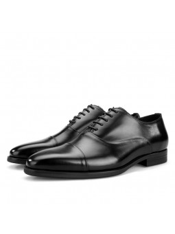 Souliers richelieu en cuir noir à effet dégradé, bout droit, 5 œillets, petit talon et fermeture à lacets.