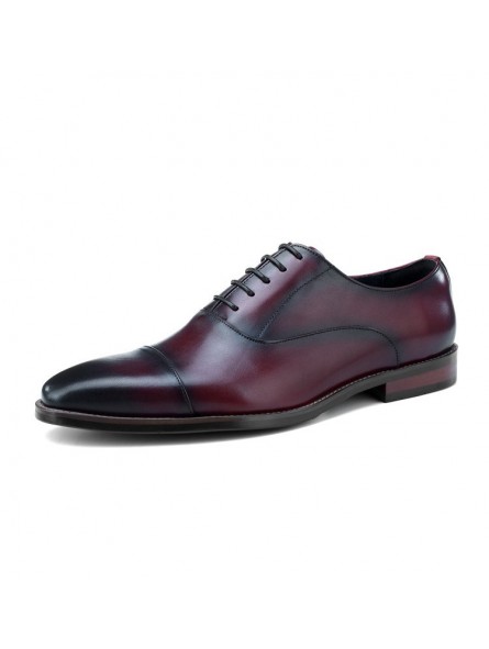 Souliers richelieu en cuir noir à effet dégradé, bout droit, 5 œillets, petit talon et fermeture à lacets. Souliers richelieu en cuir noir à effet dégradé, bout droit, 5 œillets, petit talon et fermeture à lacets.