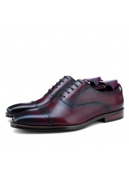 Souliers richelieu en cuir bordeaux à effet dégradé, bout droit, 5 œillets et petit talon.
