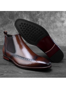 Botines Chelsea de cuero marrón degradado, estilo slip-on, con detalles brogue, punta recta y tacón.