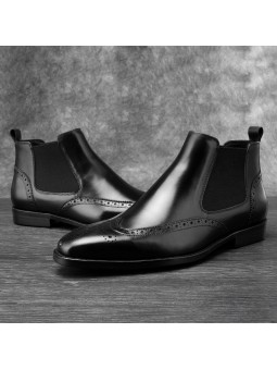 Botines Chelsea de cuero negro con detalles brogue, elásticos laterales, punta recta y tacón.