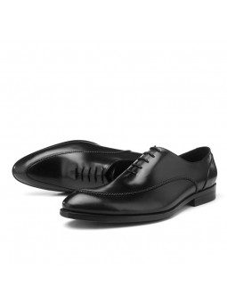 Black Richelieu shoes with gradient effect, straight toe and lace-up closure.