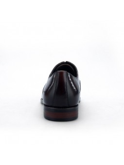 Zapatos Oxford de cuero marrón oscuro con cordones, detalles perforés, efecto degradado, punta almendrada y tacón bajo.