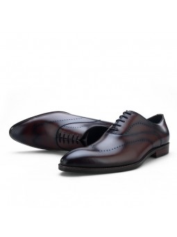 Zapatos Oxford de cuero marrón oscuro con cordones, detalles perforés, efecto degradado, punta almendrada y tacón bajo.