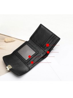 Mini portafoglio in pelle trapuntata nera con patta e chiusura testa di serpente. Due scomparti con slot per carte.